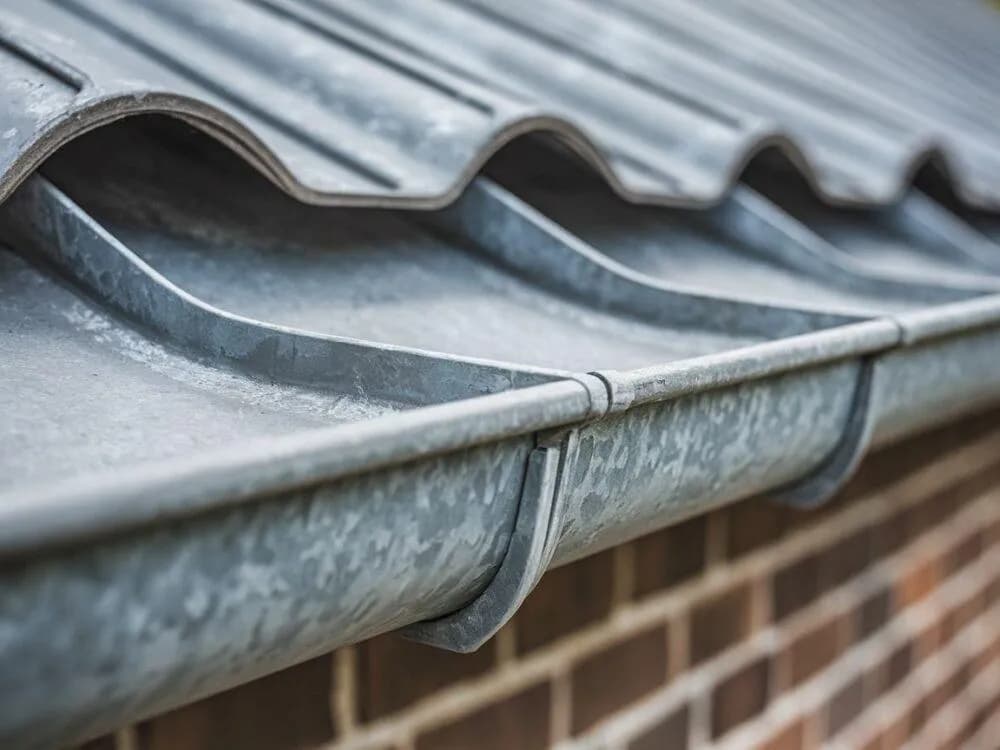Jak naprawić rynny ocynkowane i uniknąć kosztownych napraw
