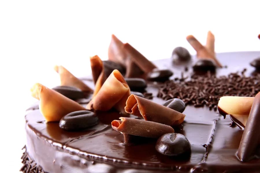 Czekoladowe ozdoby na tort jak zrobić - proste techniki i porady
