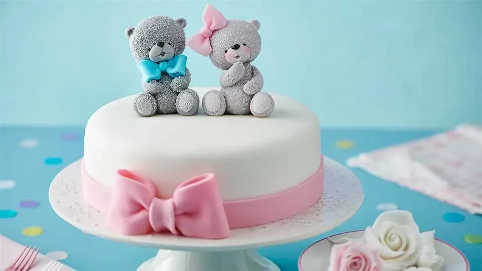 Jak zrobić ozdoby na tort z masy cukrowej – krok po kroku do sukcesu