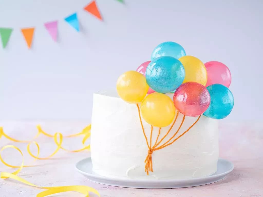 Ozdoby na tort jak zrobić samemu – proste pomysły, które zaskoczą